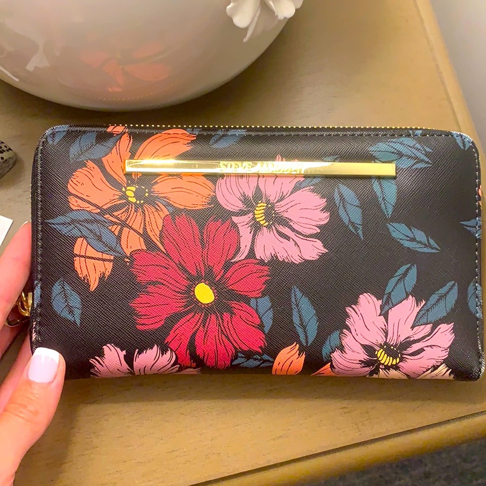 Floral Steve Madden Wristlet!